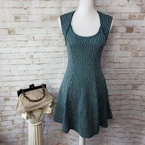 Silence + Noise Sz M Green Textured Sleeveless Cutout Back Skater Dress Stretch